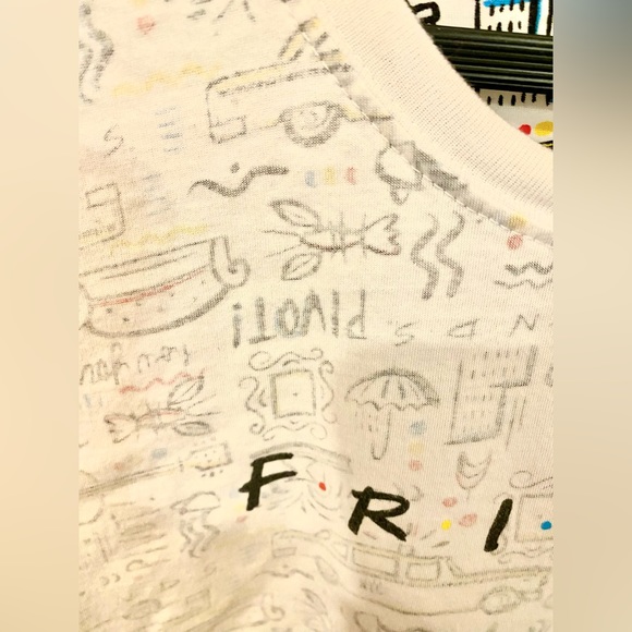 💰5/$25 Friends TV Series Inside Out Tshirt Size Small - Picture 4 of 6